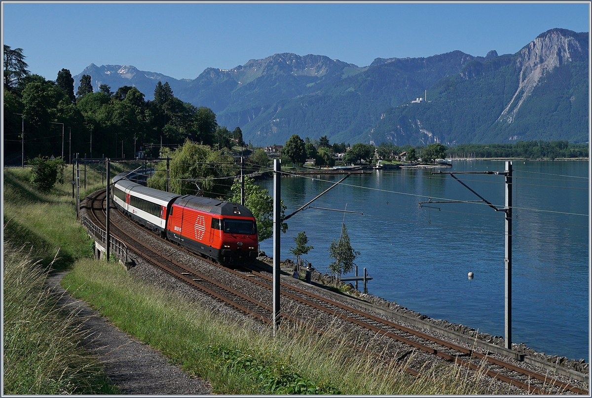 Eine SBB Re 460 mit ihrem IR 90 auf dem Weg nach Genève kurz nach Villeneuve. 

21. Mai 2020