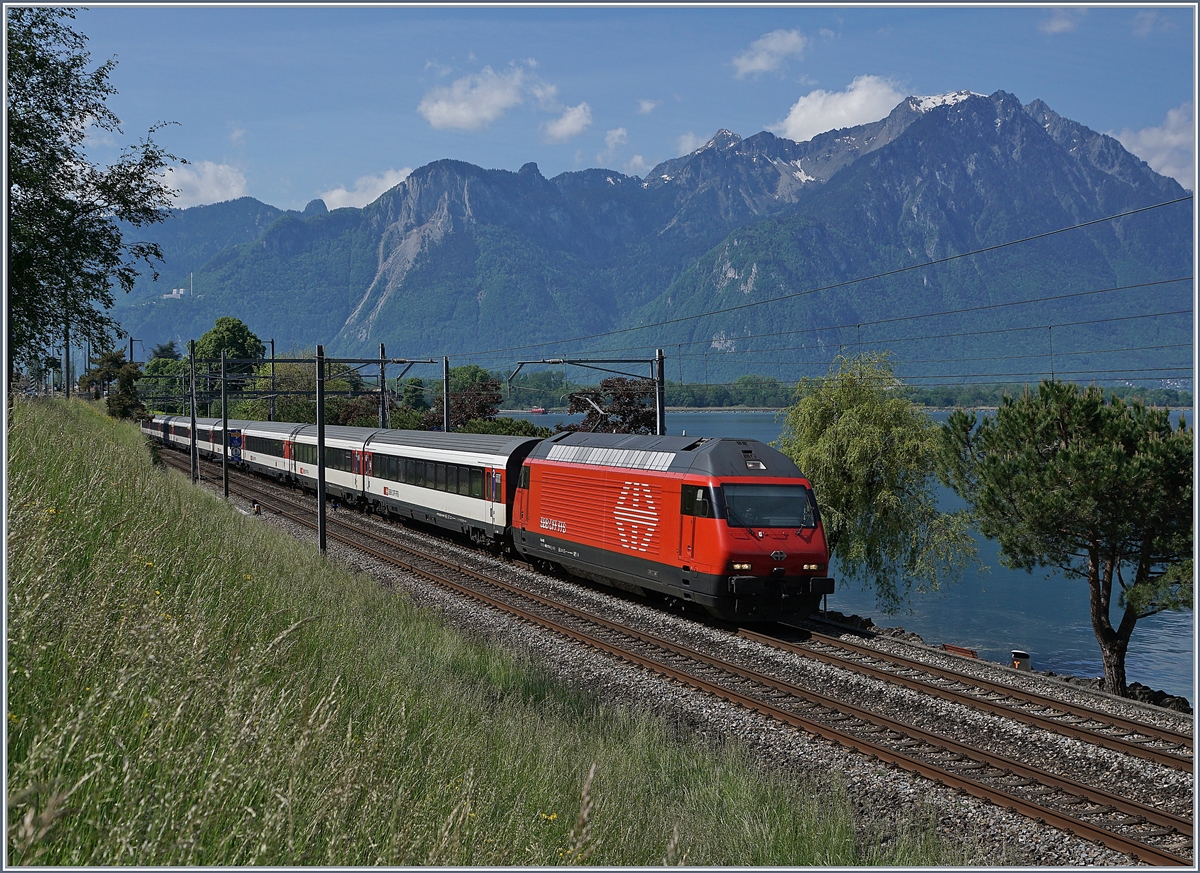 Eine SBB Re 460 mit einem typischen  Walliser IR  auf der Fahrt nach Genève Aéroport kurz nach Villeneuve am Genefersee. 

8. Mai 2020