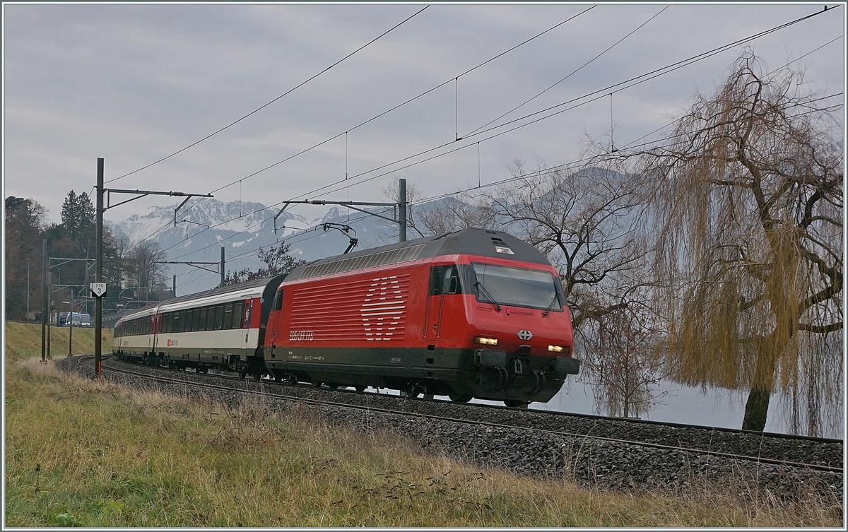 Eine SBB Re 460 mit ihrem IR 90 kurz nach Villeneuve auf dem Weg nach Brig. 

19. Dez. 2020