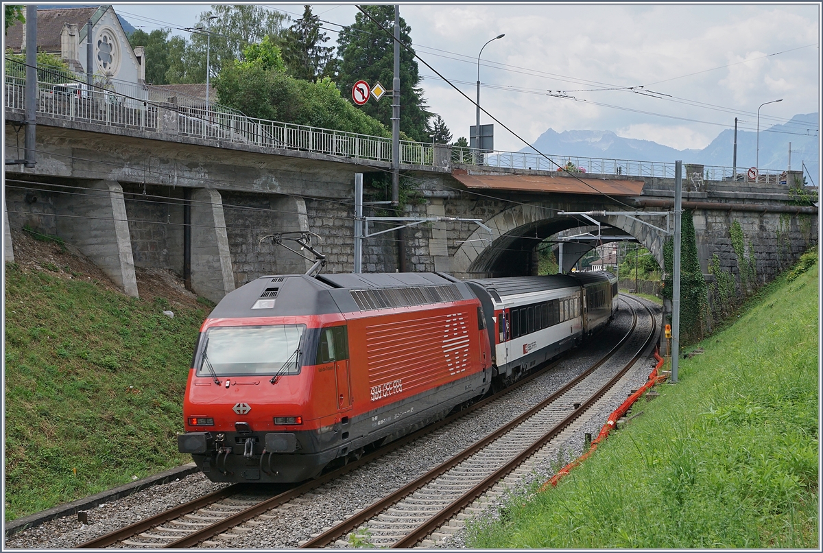 Eine SBB RE 460 schiebt bei Villeneuve ihren IR Richtung Brig.

8. Juli 2019