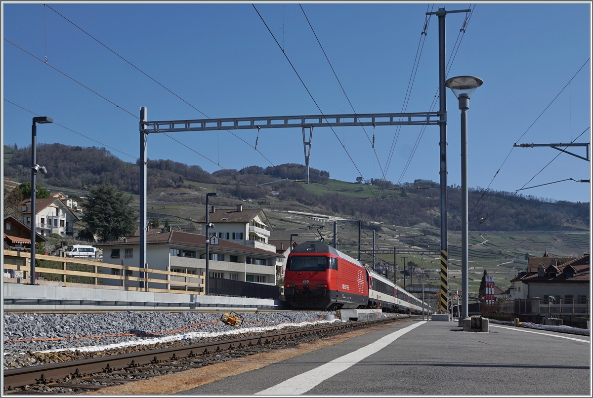 Eine SBB Re 460 schiebt am ersten Betriebstag des neu hergerichtetn Gleies 1 in Cully ihren IR in Richtung Wallis. Die beiden anderen Gleise müssen noch umgebaut werden. 

1. April 2021