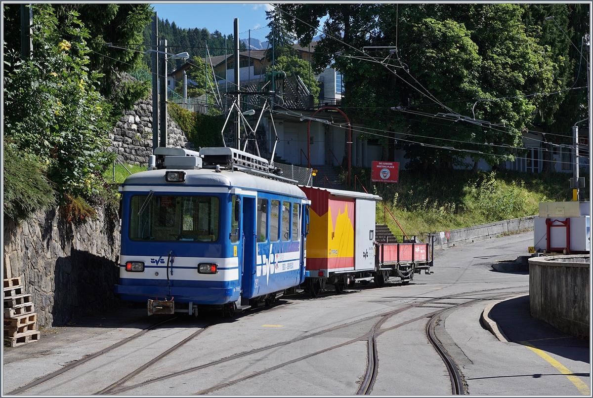 Eine schöne Überraschung, den Be 2/3 16 in Villars sur Ollon anzuutreffen. Der nicht für Zahnradbetrieb ausgerüstete Triebwagen war früher im Trambetrieb Bex-Bevieux eingesetzt und scheint nun, sich in Villars um den Rangierdienst zu kümmern.
5. Sept. 2017