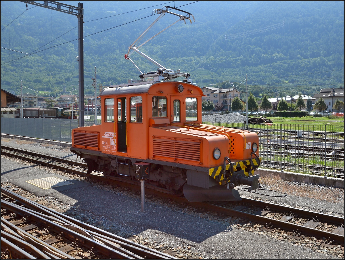 Eine sonderbare Bauform war mir aufgefallen, aber dass es sich um einen sehr rüstigen Oldtimer handelt, der mit satten 104 Jahren auf dem Buckel noch seine tägliche Arbeit leistet ist rekordverdächtig.

Zwei Ge 2/2 wurden im Jahr 1911 für die Berninabahn gebaut und seitdem durch diverse Modernisierungen fit gehalten. Mit 7,74 m Länge, 18 t Gewicht, 45 km/h Höchstgeschwindigkeit und 250 kW Leisten scheinen sie auch für den Rangierverkehr auch heute noch gerüstet zu sein. Tirano, August 2015.