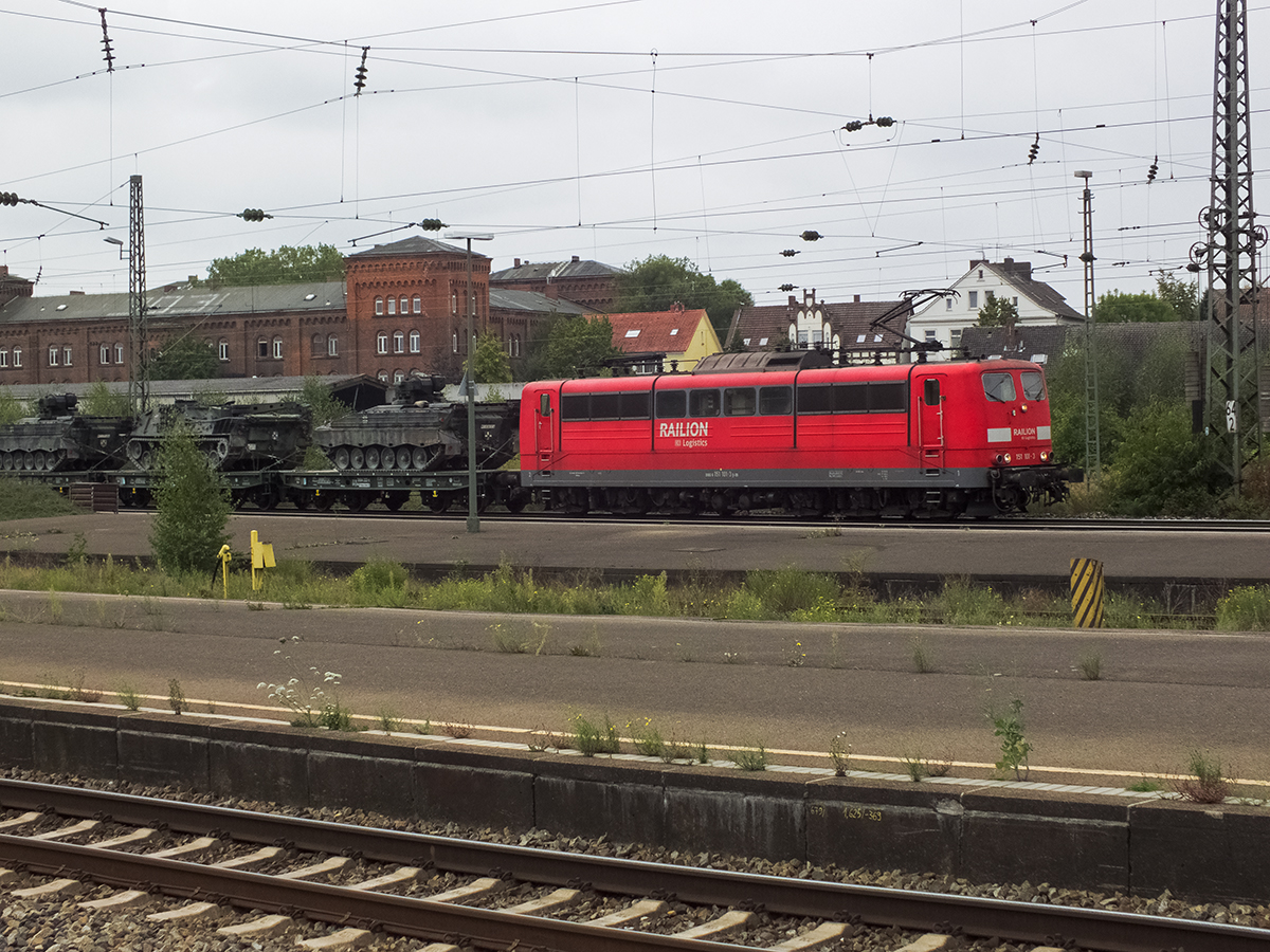 Eine spannende Fuhre hatte die, leider am anderen Ende des Bahnhofs fahrende, 151 101 am Haken: Kriegsgerät in Form von Panzern, die offenbar im Güterbahnhof ihr vorläufiges Ende fanden, die Lok wurde nämlich etwa eine halbe Stunde später im Bahnhof abgestellt.