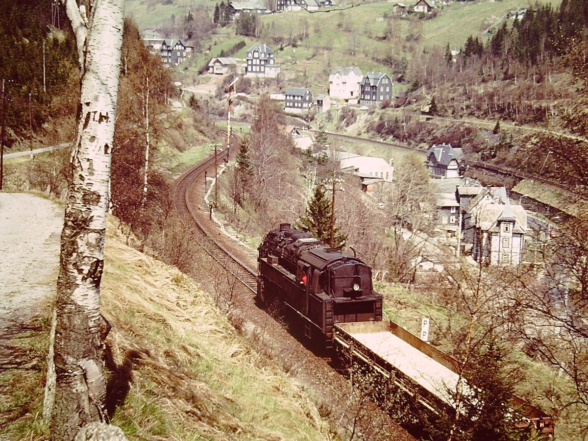 Eine unbekannte Dampflok mit einem G�terzug am 10.05.1980 bei Lauscha. (Foto: Klaus Pollm�cher)