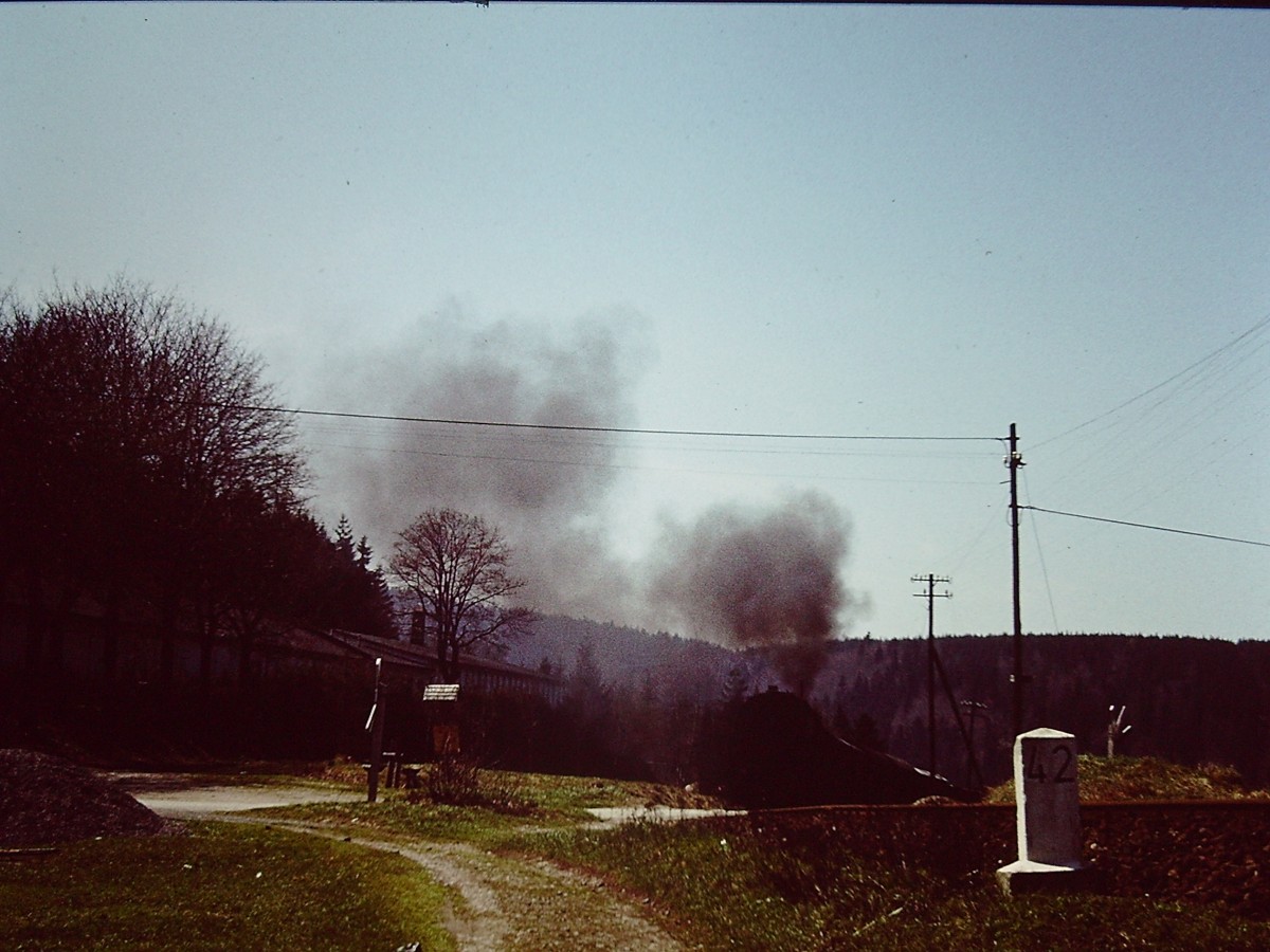 Eine unbekannte Dampflok mit einem G�terzug am 10.05.1980 bei Lauscha. (Foto: Klaus Pollm�cher)

