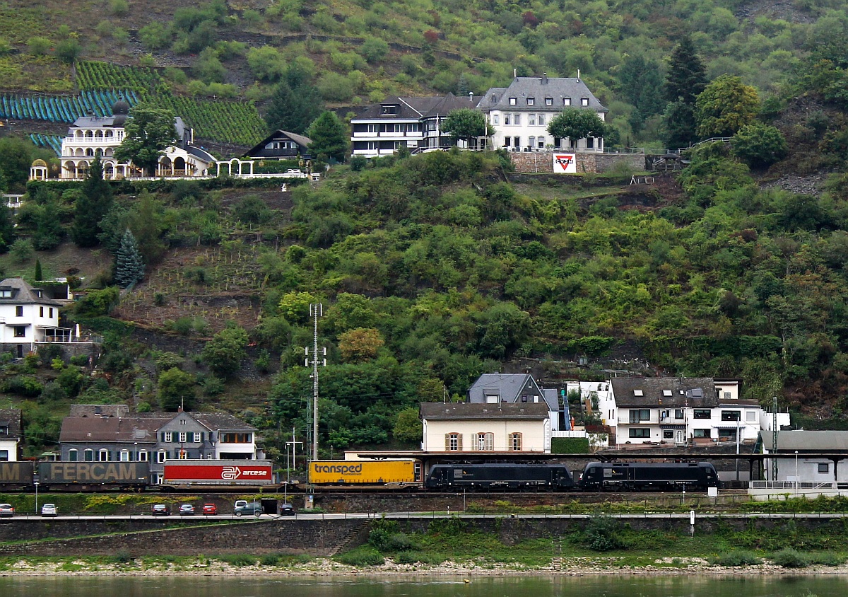 Eine unbekannte MRCE 182 zieht hier ein MRCE 189 und einen KLV-Zug durch den Bahnhof von Kaub(Aufnahme von der Fähre zur linken Rheinseite). 13.09.2013