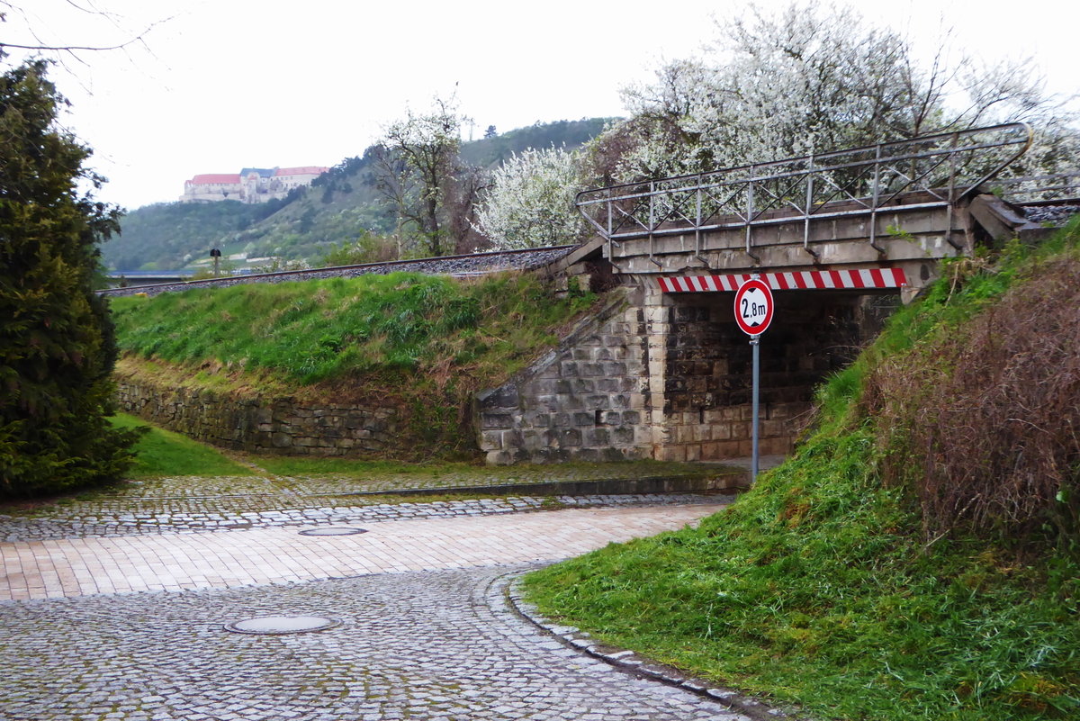 Eine Unstrutbahnbrücke im Freyburger Ortsteil Nißmitz mit Blick hoch zur Neuenburg, am 12.04.2017. (Foto: Günther Göbel)