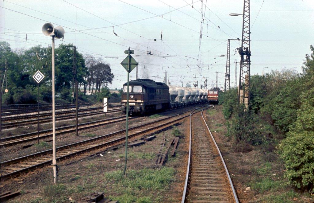 Eine V300 mit einem Zementzug aus Richtung Pei�en, am 08.05.1981 bei der Einfahrt in Halle (S) Gbf. (Foto: Klaus Pollm�cher)