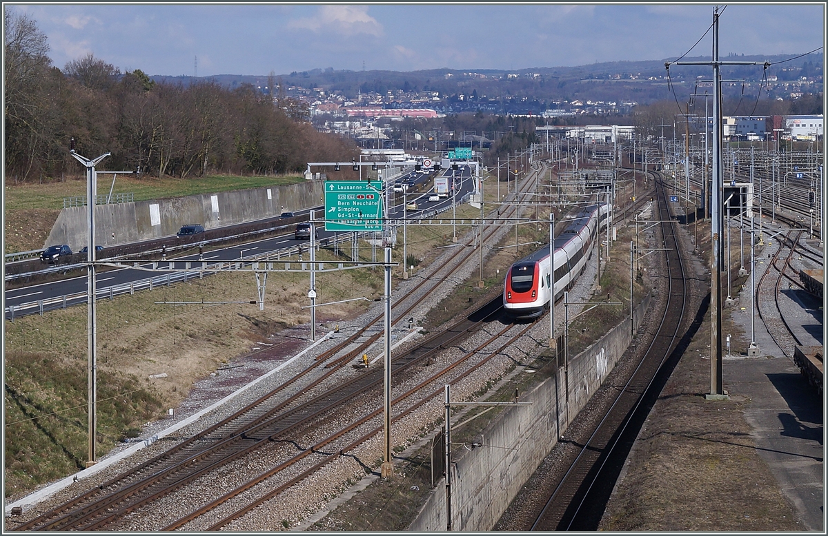 Eine vorrangig dem Gterverkehr dienende Verbindungsstrecke nutzend, verkehren die  ICN Zge von Basel/St.Gallen - Biel - Genve direkt von Bussigny nach Lonay-Prveranges und sparen sich den  Umweg  via Lausanne und somit ein Kopmachen und gut 15 Minuten Fahrzeit.
Hier erreicht der ICN 620 von Basel nach Genve die Stammstrecke Lausanne - Genve bei Lonay-Preveragnes. Recht im Bild ist der Rangierbahnhof Lausanne Triage zu erkennen.
5. Mrz 2014