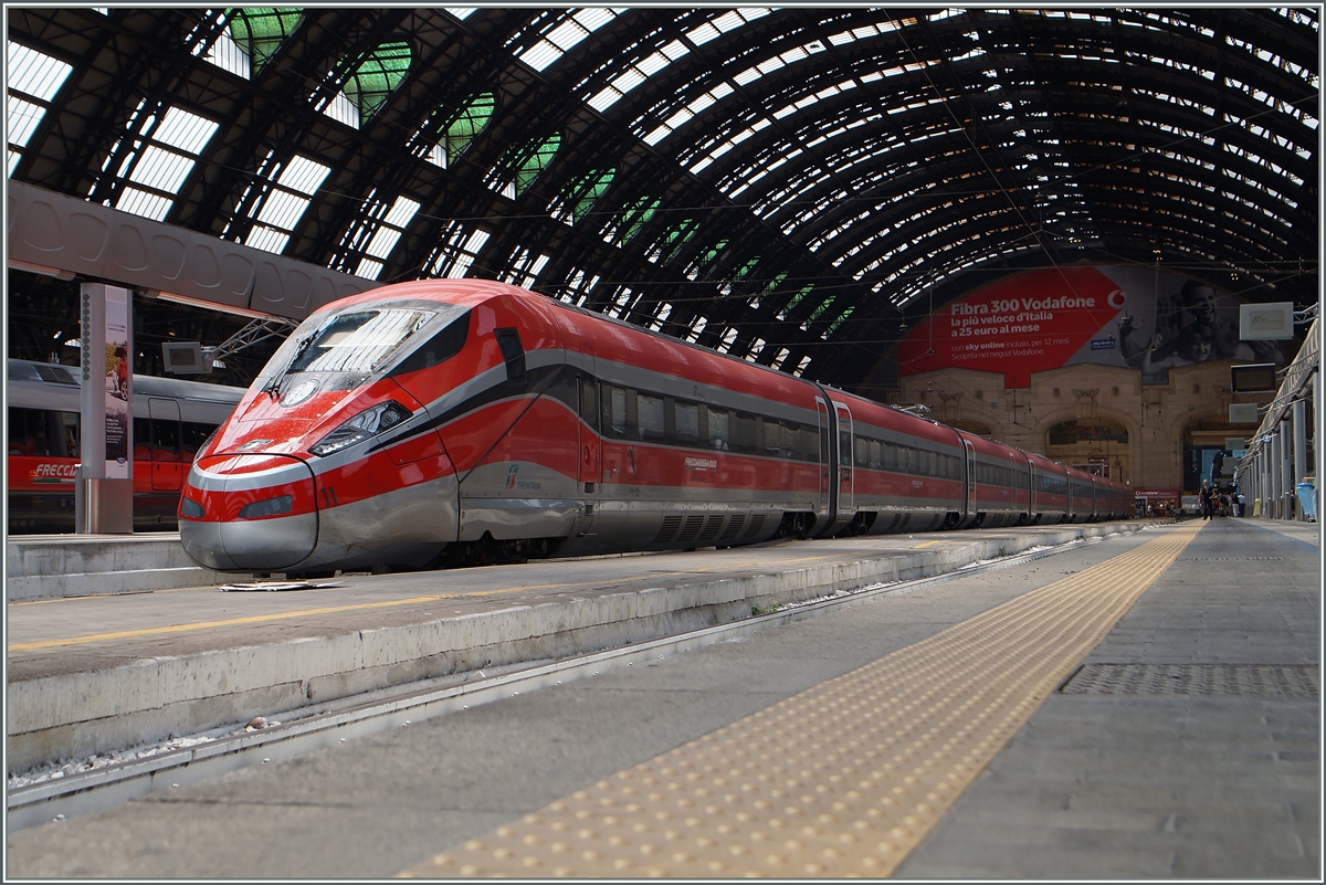 Eine weitere Bildvariante des ETR 400 (Frecciarossa 1000) in Milano Centrale.

21. Juni 2015