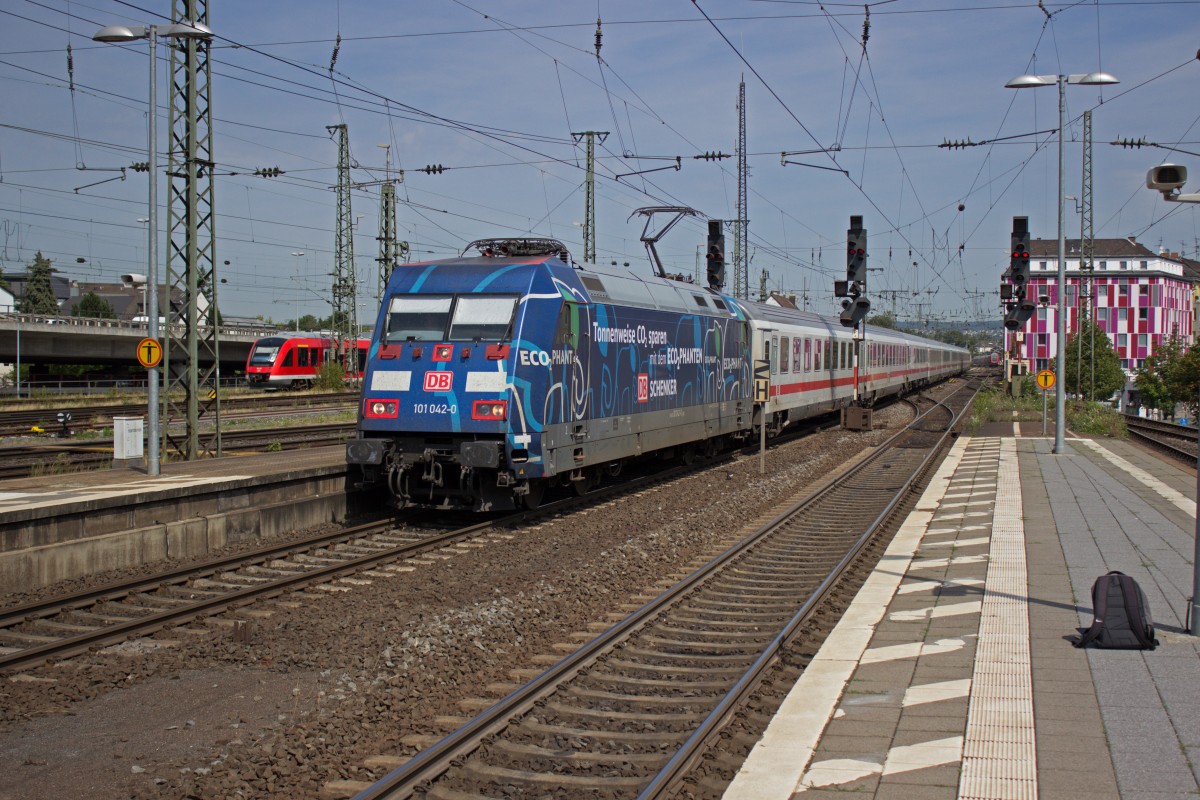 Eine Werbelok, genau im Licht, nicht zugefahren, kein Luftkissenfoto? Da stimmt doch was nicht! Richtig. Ein Fotografenrucksack hat sich auf dieses Bild geschlichen und die Idylle des ECO2Phanten 101 042 in Koblenz ein bisschen  aufgewertet .