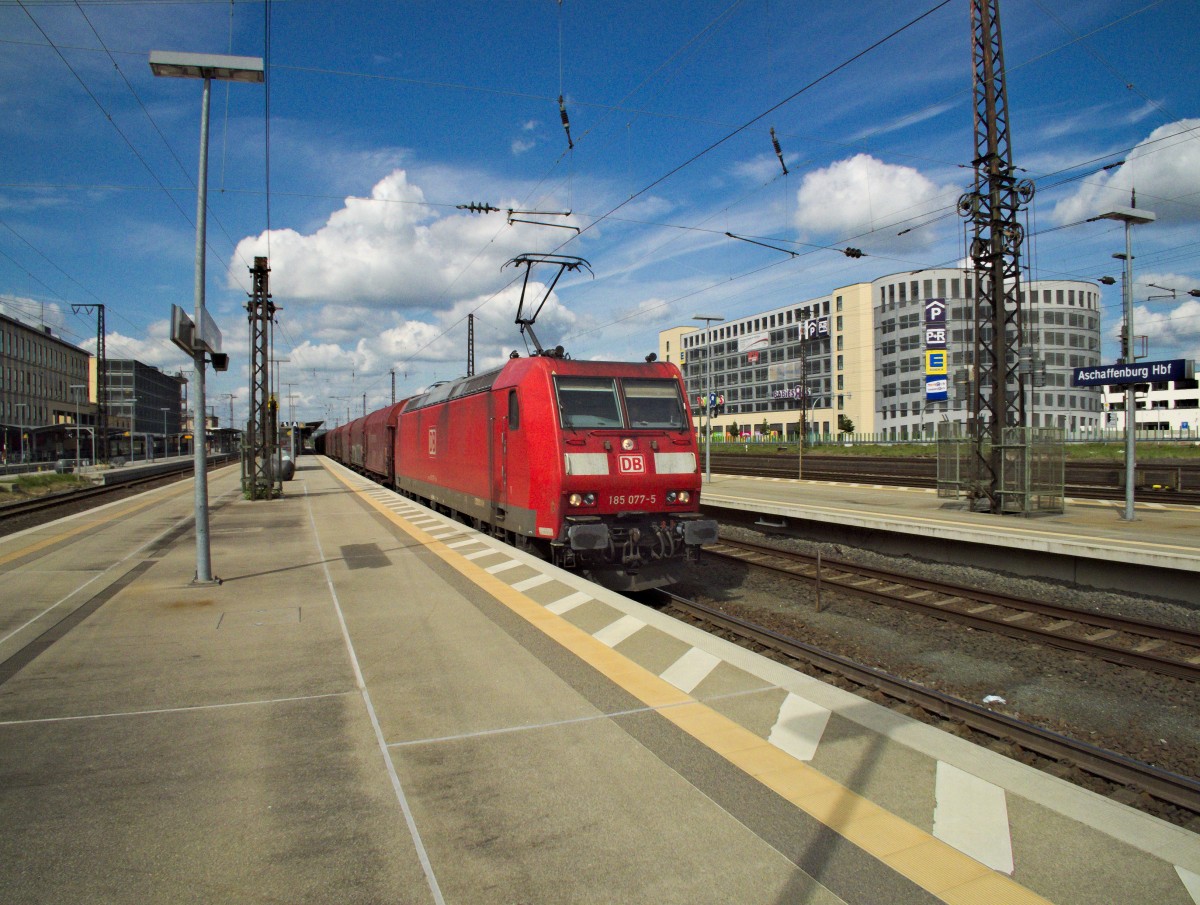 Einen Ganzzug aus gedeckten Güterwagen, die wahrscheinlich für den Coil-Transport gedacht sind, hatte 185 077 am Haken, als sie am 20.08. den Aschaffenburger Hauptbahnhof durchfuhr.