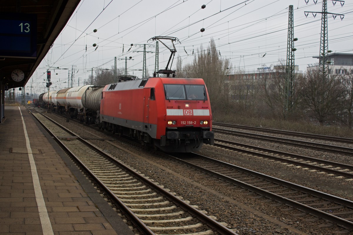 Einen gemischten Güterzug hatte 152 158 am Haken, als sie am 19.02.15 Hamm durchfuhr.