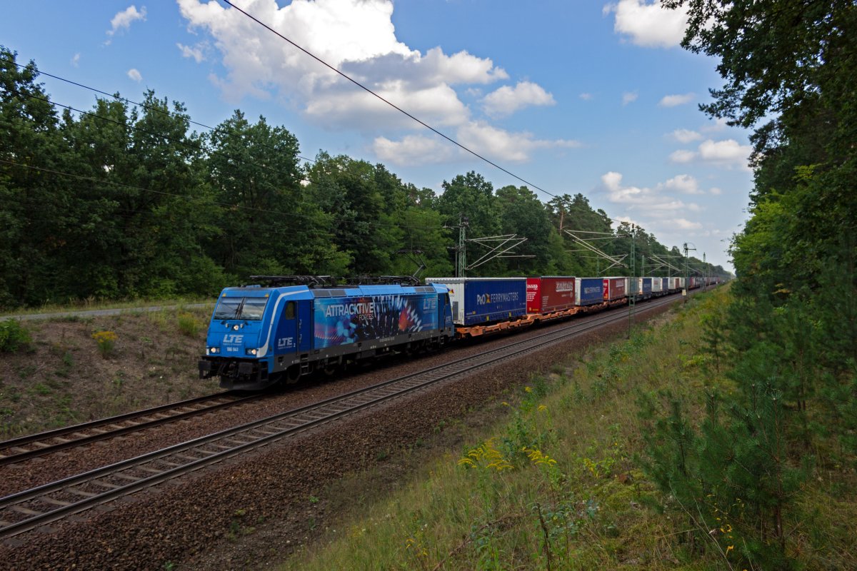 Einen mit Sattelaufliegern beladenen Trailerzug hatte die Lokomotive 186 941 von LTE am 10.09.21 zu befrdern, hier nahe der Station Grnheide-Fangschleuse kurz vor Berlin.