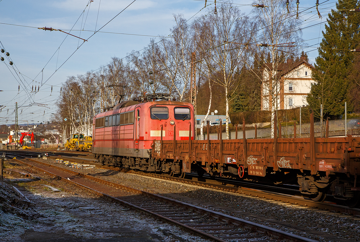 Einen so langen Gterzug habe ich noch nicht gesehen.....
Die an die DB Cargo AG vermietete Railpool 151 155-9 (91 80 6151 155-9 D-Rpool), schiebt am 22.12.2021, einen extrem lagen gemischten Gterzug (gezogen von der 185 361-3) durch Kreuztal in Richtung Siegen. 

Da der Zug so lang und wohl auch schwer war, wurde er von der 151 155-9 nachgeschoben. Das Gterzge auf der Ruhr-Sieg-Strecke (KBS 440) zwischen Altenhundem und Kreuztal nachgeschoben werden, kommt heute noch ab und an vor, enden aber (bzw. beginnen) in Kreuztal. Aber hier erfolgt der Nachschub weiter. Hier im Schiebedienst werden beide Lokomotiven mit Lokfhrer besetzt und bedient.

Es ist gut mglich dass die nachschiebende 151 155-9 mit Schraubenkupplung an den Zug gekuppelt war. 
