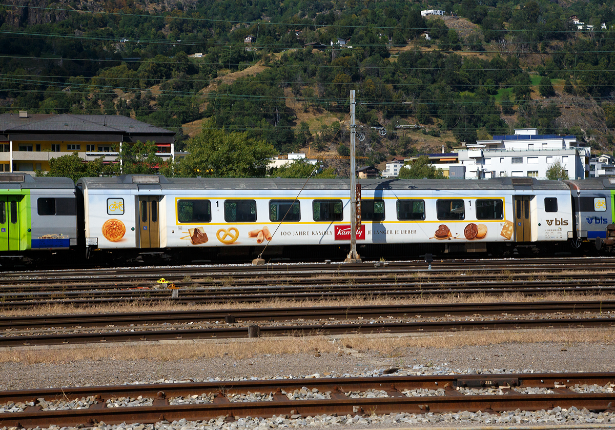 Einer der letzten Kambly EW III, der A 50 85 18-34 002-3 CH-BLS, 1. Klasse Personenwagen der BLS eingereiht am 07.09.2021  in einem BLS EWIII -  Pendelzug abgestellt im Bahnhof Brig (aufgenommen aus einem Zug heraus).

TECHNISCHE DATEN:
Spurweite: 1.435 mm (Normalspur)
Wagenlänge über Puffer:  24.600 mm
Drehzapfenabstand: 18.760 mm
Eigengewicht: 29 t
Sitzplätze: 45 in der 1. Klasse