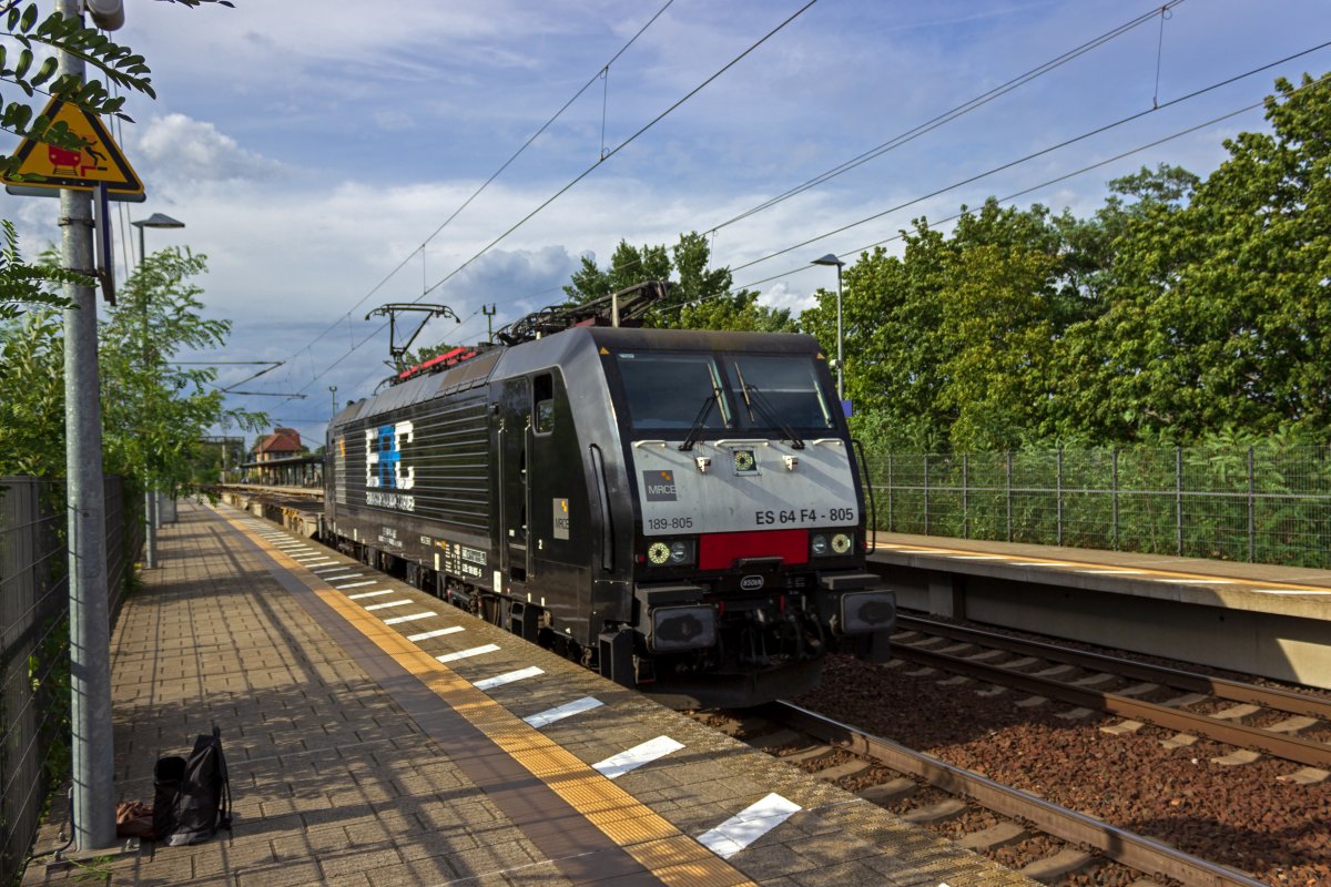 Einer der neuesten Nutzer der MRCE-Loks der Baureihe 189 ist die Firma European Railway Carrier aus Warschau, die etwa 189 805 trgt, die mit einem leeren Containerzug am 28.08.2020 durch Erkner in Richtung Polen fuhr.