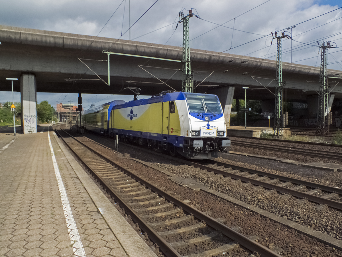 Einer der schier unzählbaren Metronome in Harburg: 185 532 verlässt mir ihrem Pendelzug nach Lüneburg in Kürze das Bundesland Hamburg.