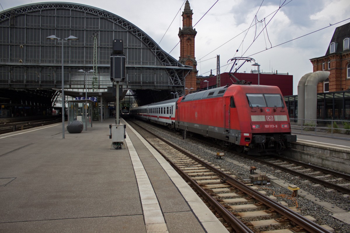 Einer der wenigen IC, die man an beiden Enden mit Nahverkehrsfahrscheinen benutzen kann ist IC 2431 (Emden Außenhafen - Cottbus), der sogar noch einen Namen hat: Borkum heißt er. In Bremen müssen Nahverkehrsreisende aussteigen, ab Potsdam sind VBB-Tickets als Fahrscheine allerdings wieder ausreichend. 101 113 schob am 04.08.15.