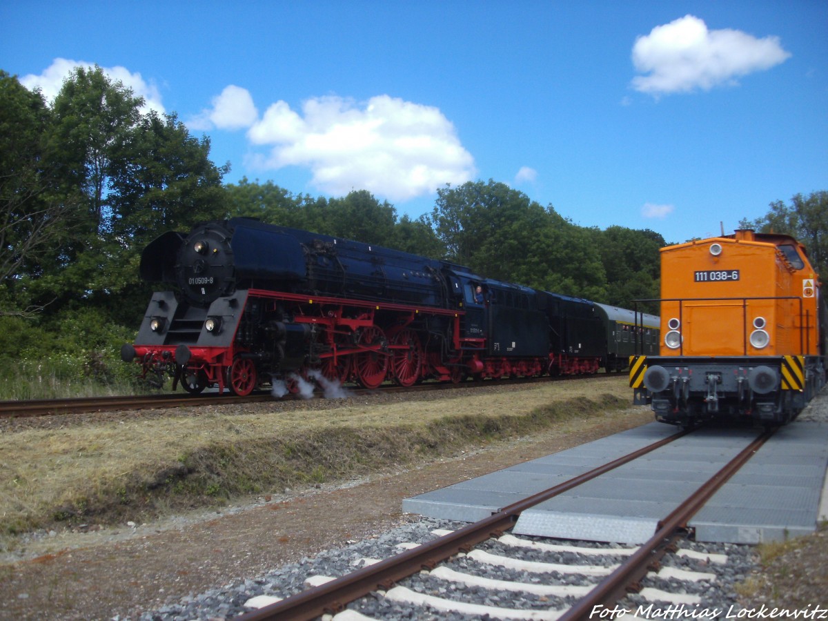 Einfahrt der 01 0509 in den Bahnhof und daneben die abgestellte 111 038 im Bahnhof Putbus am am 14.6.14