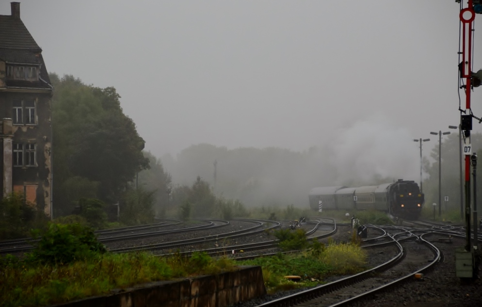 Einfahrt des DPE 79827 Leipzig-Plagwitz - Freyburg mit der 52 8154-8 am 13.09.2014 in Zeitz.
