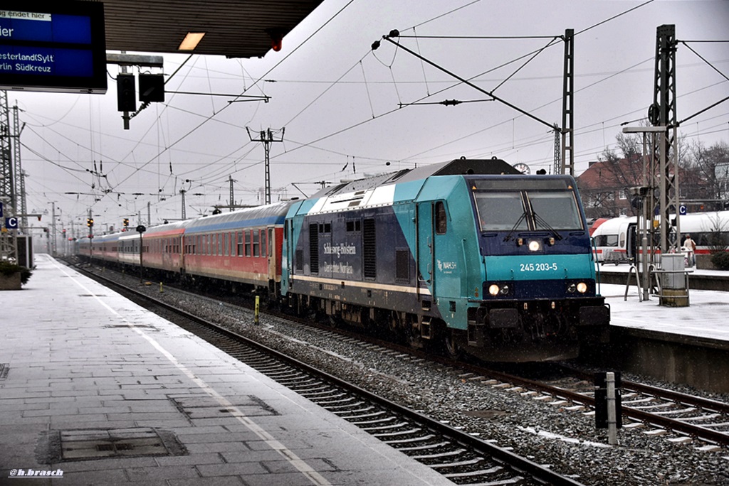 einfahrt des RE6 zum bf hh-altona,die 245 203-5 hatte verschiedene regionalwagen am haken,11.02.17