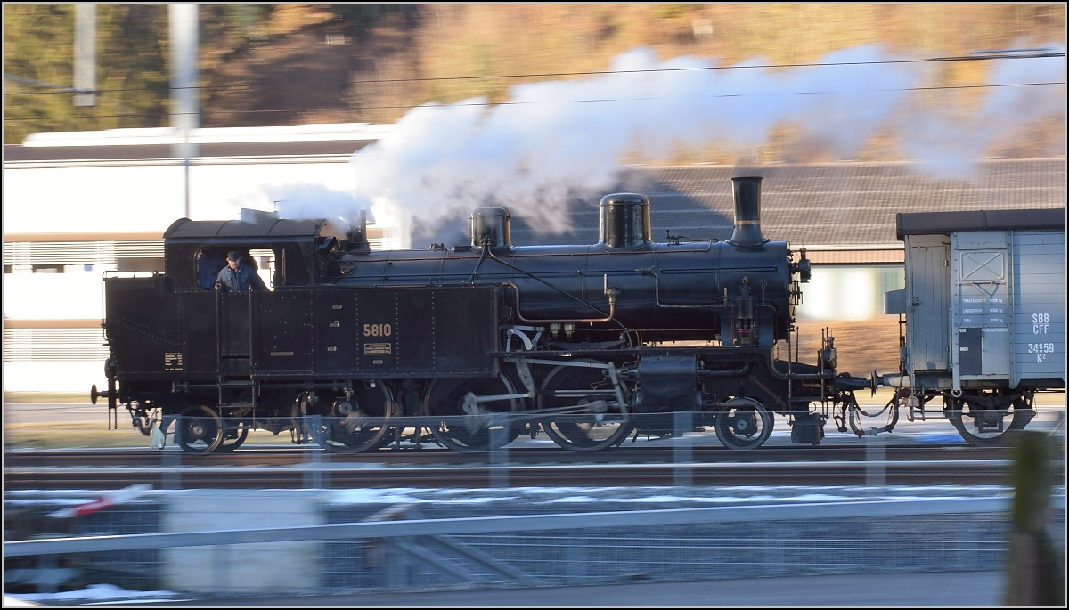 Einfahrt nach Ramsei mit Eb 3/5 5810. Februar 2019.