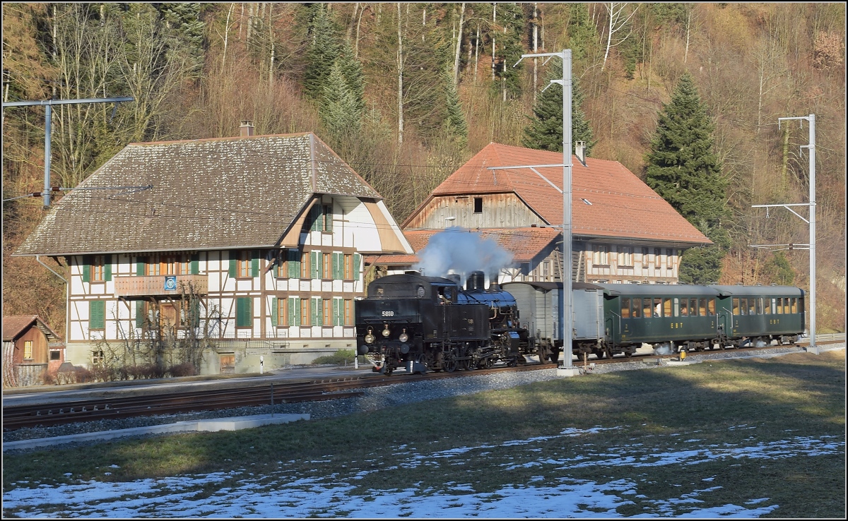 Einfahrt nach Ramsei mit Eb 3/5 5810. Februar 2019.