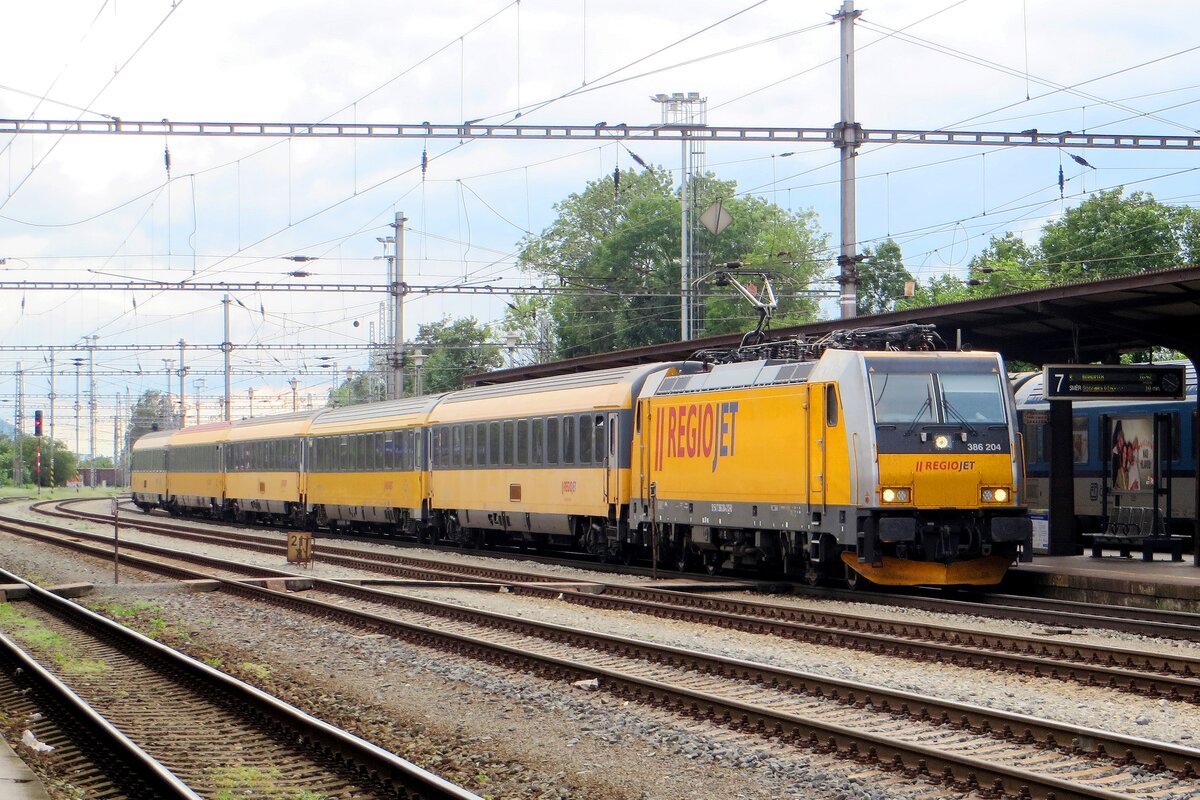 Einfahrt von RegioJet 386 204 mit der R-8 (Brno<=>Bohumín über Prerov) in Hranice nad Morave am 25 Augustus 2021.