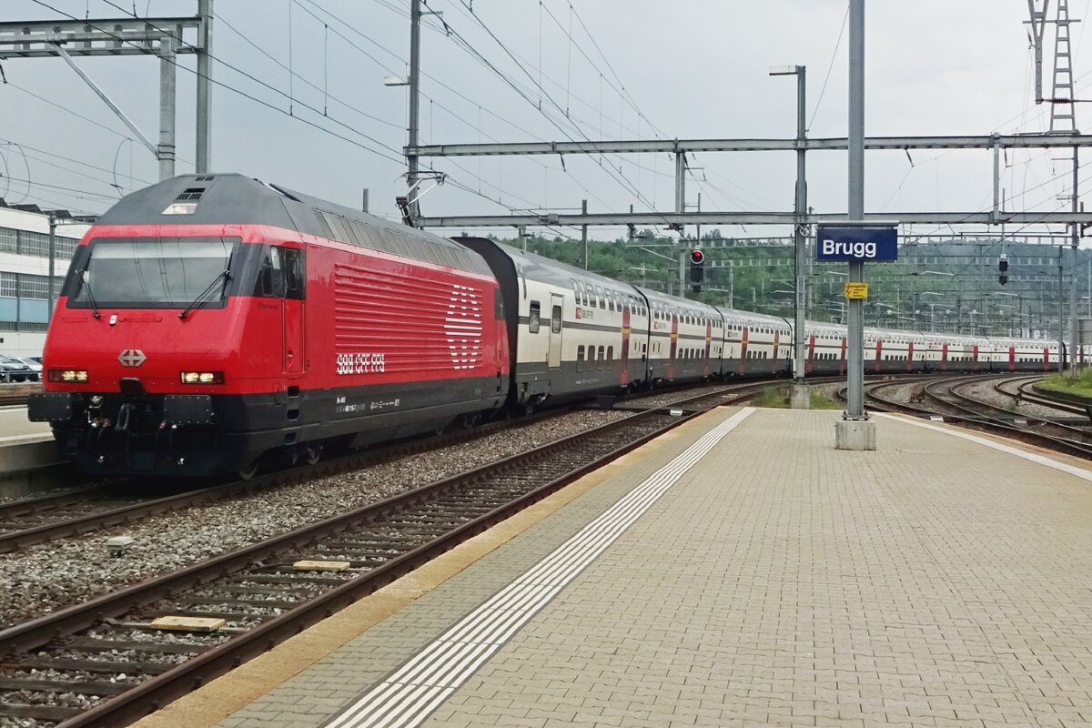 Einfahrt von SBB 460 116 mit ein IC nach Romanshorn in Brugg AG, 25 Mai 2019.