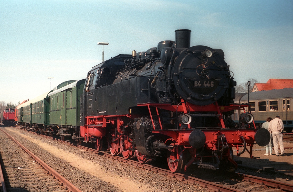 Einführung der Regionalschnellbahn Schleswig-Holstein in Süderbrarup am 26.4.1987 DB 64 446 mit ihrem Sonderzug in Süderbrarup(bearb: M.Steiner, (C) D.Schikorr)