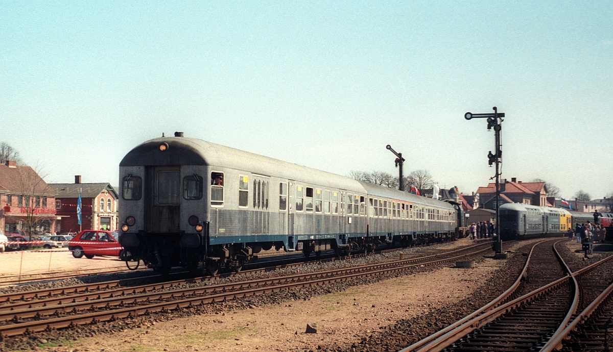 Einfhrung der Regionalschnellbahn Schleswig-Holstein in Sderbrarup am 26.4.1987 DB Steuerwagen BDnf 738 als Sonderzug/Nahverkehrszug nach Flensburg in Sderbrarup. 