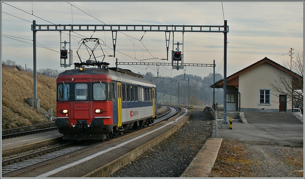 Einige Jahre besorgte ein Solo fahrende RBe 4/4 den Regionalverkehr zu den Spiztenzeiten zwischen Palézieux und Romont, ein Tatsache, die auf das geringe Verkehrsaufkommen schliessen lässt.
Hier ist der RBe 540 010-6 beim alten Bahnhof von Sivirez unterwegs.
12. März 2012