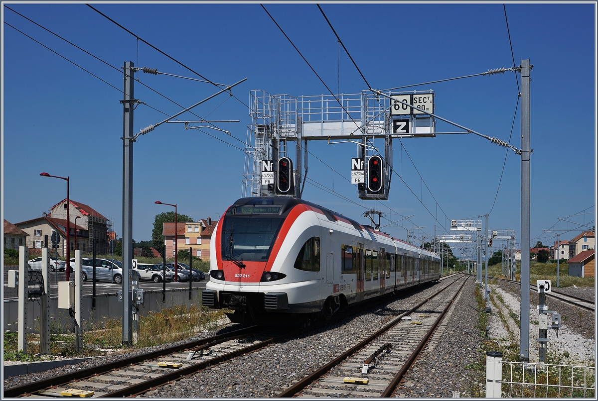 Einige Jahre später ist die  Bahnwelt  von Delle kaum wieder zu erkennen, als Orientierung dienen die Häuser im Hintergrund, soweit sie durch den etwas anderen Blickwinkel noch auf dem Bild sind. Der SBB RABe 522 211 verlässt Delle als RE 18174 nach Meroux TGV.

23. Juli 2019 