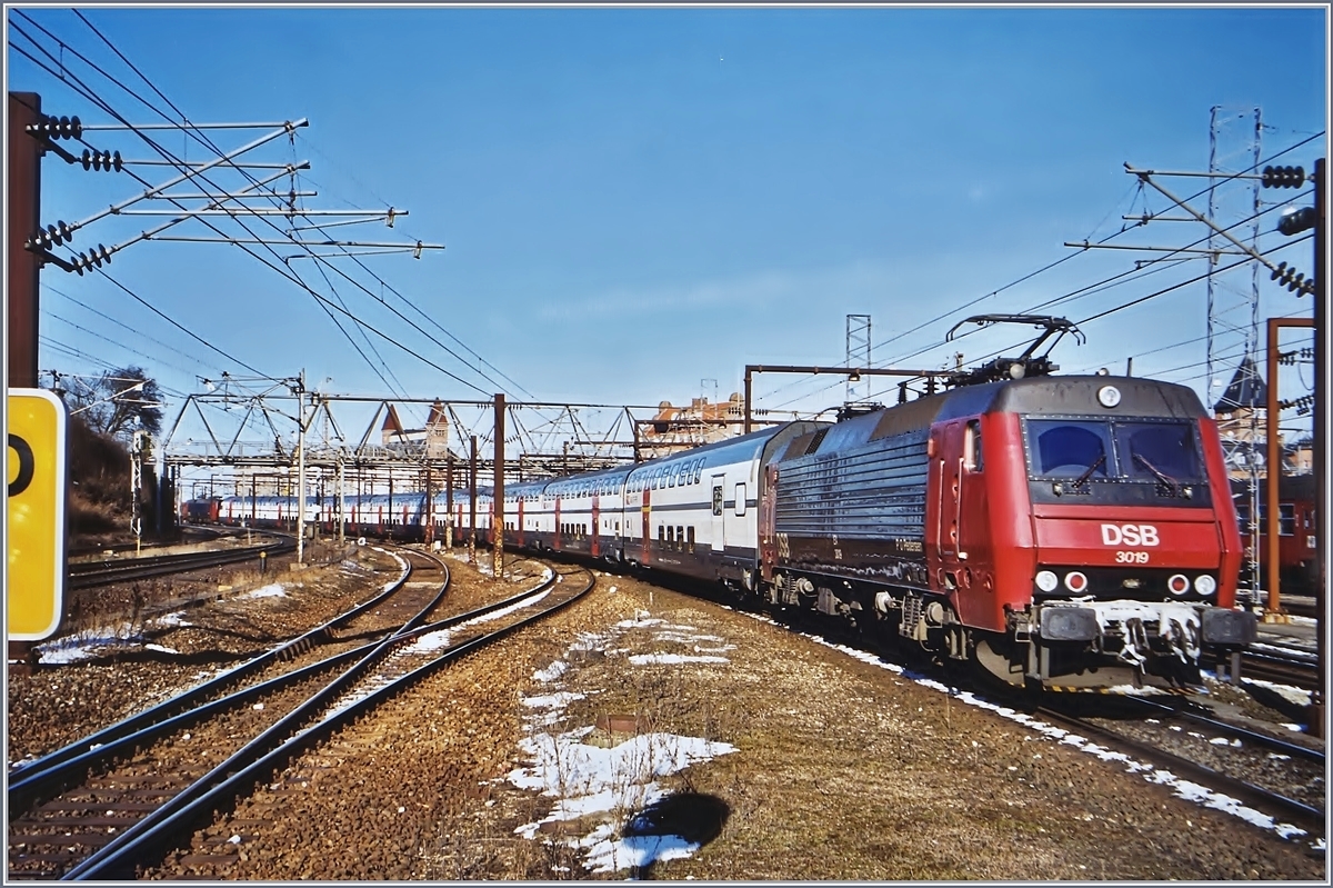 Einige SBB Doppelstockwagen waren vor der Inbetriebnahme in der Schweiz leihweise für eine kurze Zeit im Dänemark im Einsatz und halfen so den Rollmatelrialmangel etwas zu lindern. 

Zwei EA mit den Doppelstockwagne im Sandwich in Kobenhagen Oesterport am 21. März 2001