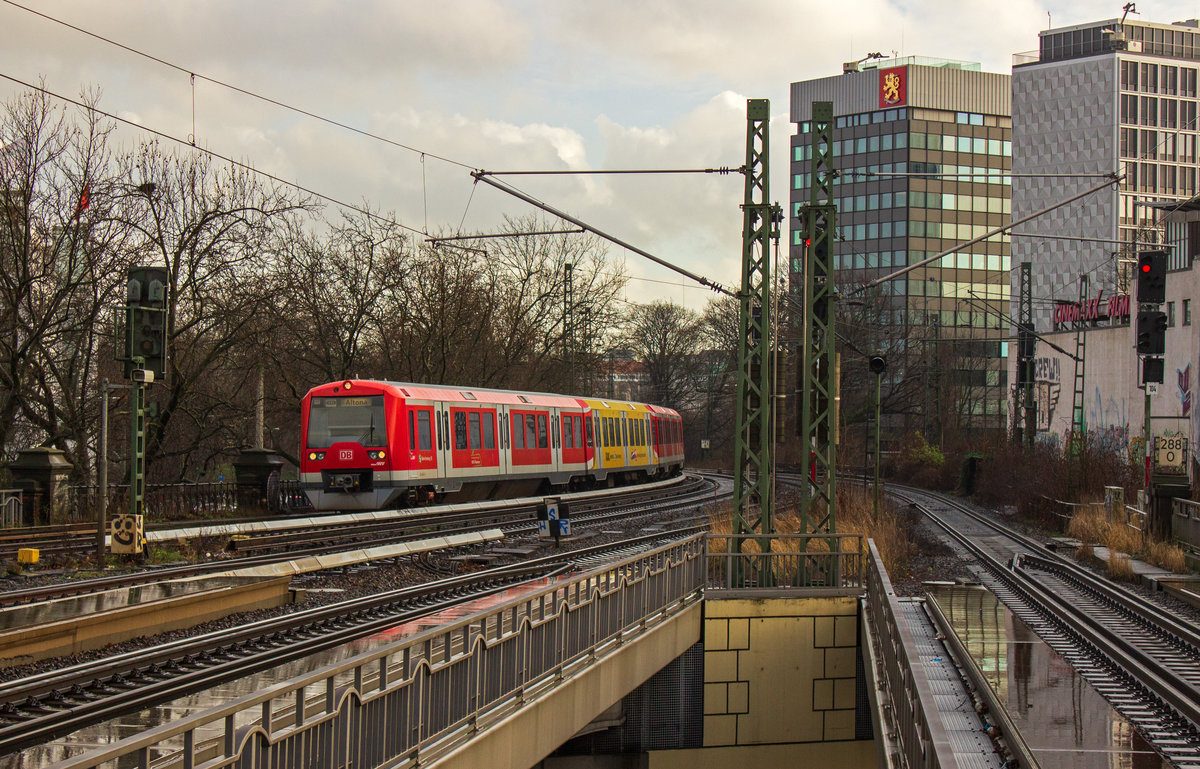 Einige Triebwagen der Hamburger S-Bahn tragen Werbung. So beispielsweise dieser 474, dessen Mittelwagen mit Werbefolien für den ADAC versehen ist.