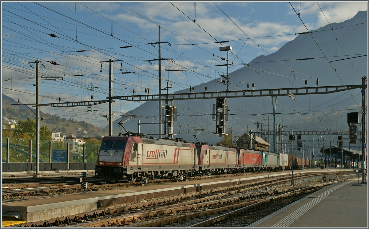 Einige, vier an der Zahl, Crossrail-Loks ziehen in Brig einen langen Gterzug Richtung Norden und werden dabei via die BLS Bergstrecke fahren.
31. Okt. 2013