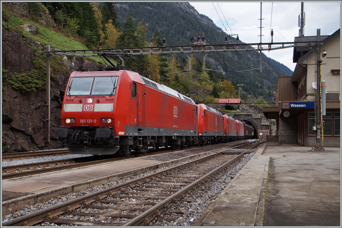 Einige, vier um genau zu sein, DB 185 mit einem Güterzug Richtung Norden bei der Durchfahrt in Wassen. 
10. Okt. 2014