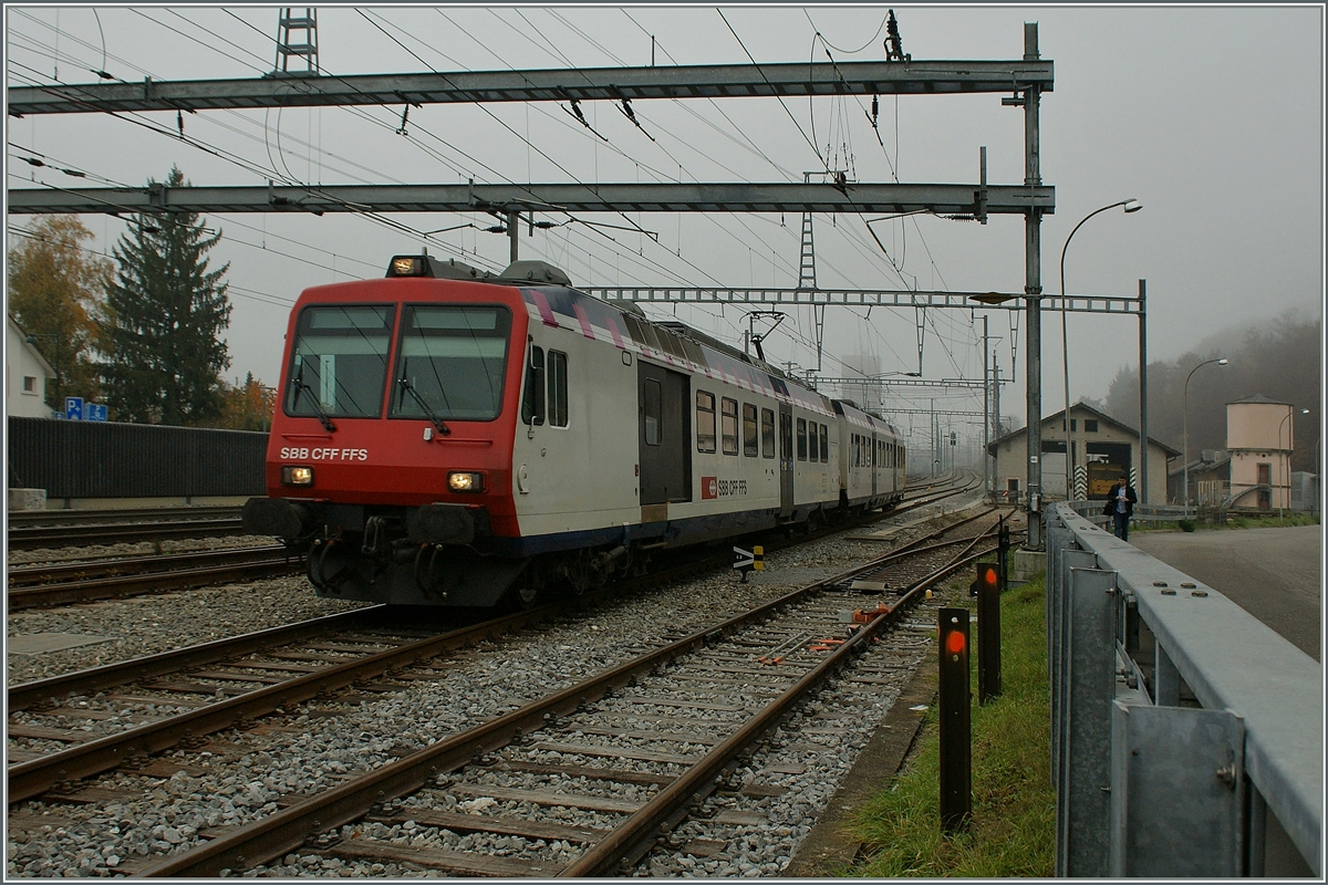 Einige Zeit wurden auf der Strecke Sissach - Läuffelfingen ex MThB NPZ eingesetzt.
An einem nebligen Tag erreicht ein Regionlzug von Olten kommend sein Ziel Sissach.
6. Nov. 2011
