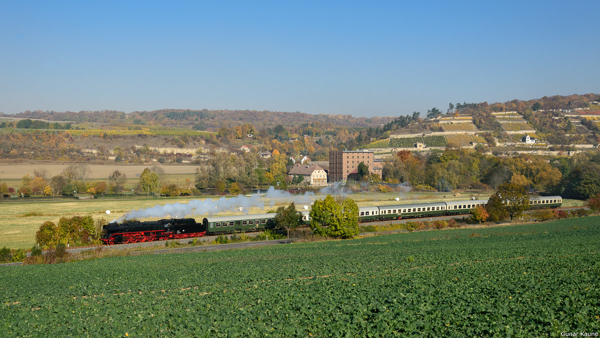 Einmal jährlich fährt der „Rotkäppchen-Express“ mit der 41 1144-9 der IGE  Werrabahn Eisenach  e.V. und dem Thüringer Traditionszug von Eisenach zur Rotkäppchen-Sektkellerei in Freyburg. Im Jahr 2012 fand die Fahrt am 21.10. mit viel Sonnenschein statt, so dass der Zug in schönster herbstlicher Landschaft bei Balgstädt, auf der Fahrt zur Abstellung nach Karsdorf, abgelichtet werden konnte. (Foto: Gunnar Kaune)