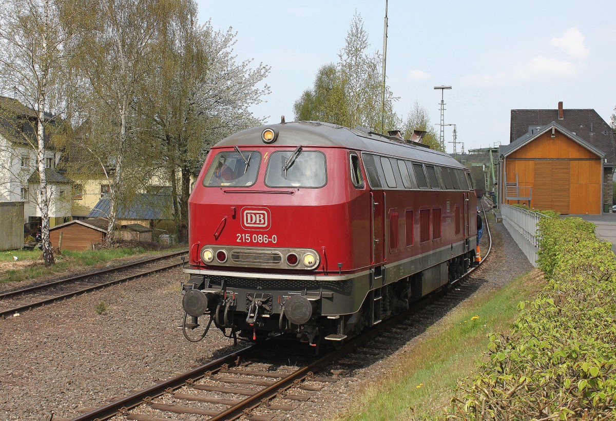 Einmal mit Sonne!... 215 086-0 beim rangieren in Puderbach (11.04.2014)