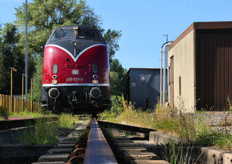 Eisenbahnfreunde Witten e.V 220 033-5 steht an der Tankstelle am Samstag den 02.09.2017 im Bahnhof Cuxhaven.