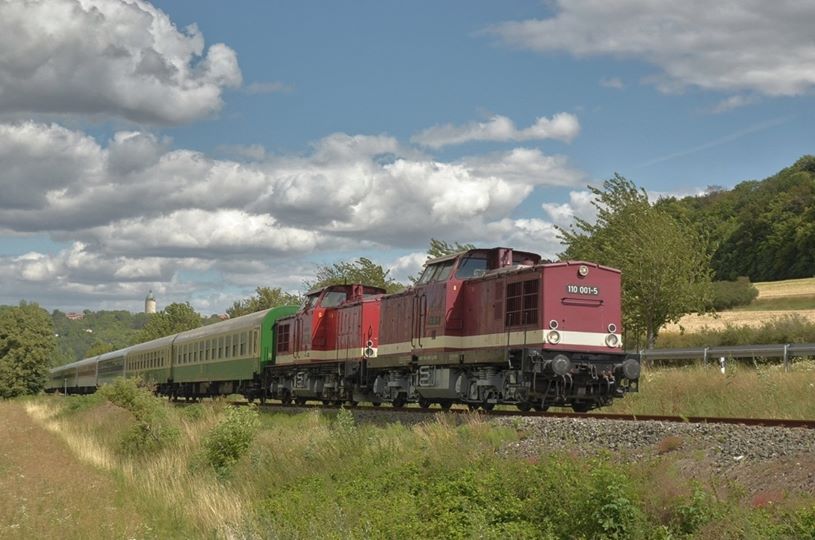 Eisenbahnnostalgie am 07.07.2020 im Unstruttal. Die EBS 110 001 war zusammen mit der in Freyburg defekt gegangenen PRESS 112 565 sowie einer Leerwagenüberführung bei Balgstädt in Richtung Karsdorf unterwegs. (Foto: Dieter Weber)