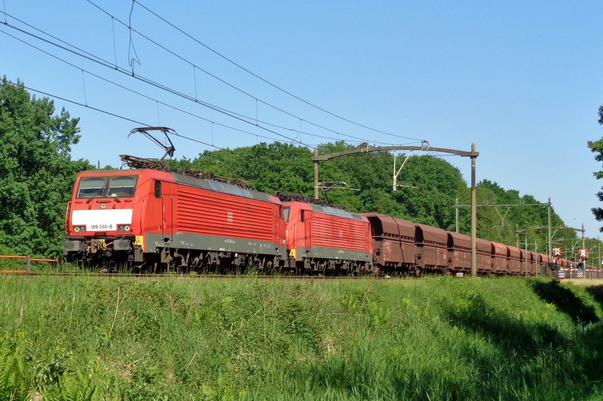 Eisenerzzug mit 189 046 passiert Tilburg Warande am 26 Mai 2017.