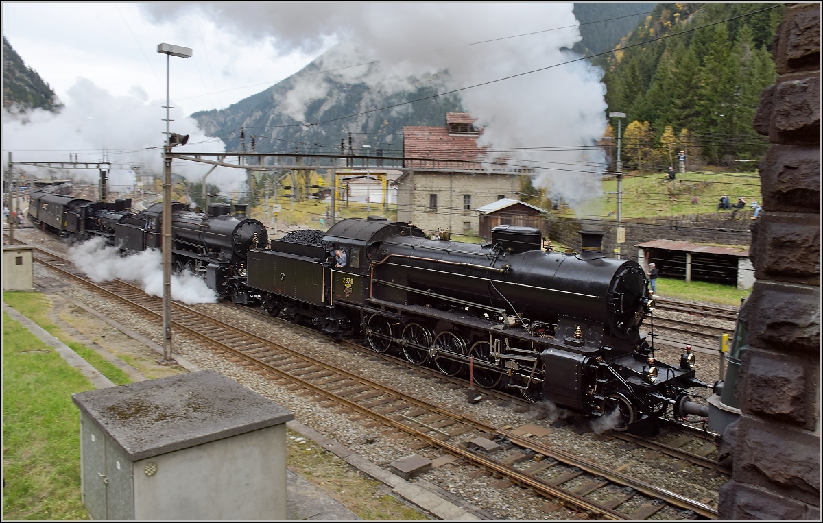 Elefanten am Gotthard. C 5/6 2978 und 2969 sowie B 3/4 1367 beschleunigen den langen Sonderzug in den Gotthardtunnel hinein. Drinnen muss allerdings Re 4/4<sup>II</sup> 11161 fr Traktion sorgen. Ein klein wenig von ihr ist noch zu sehen. Gschenem, Oktober 2017