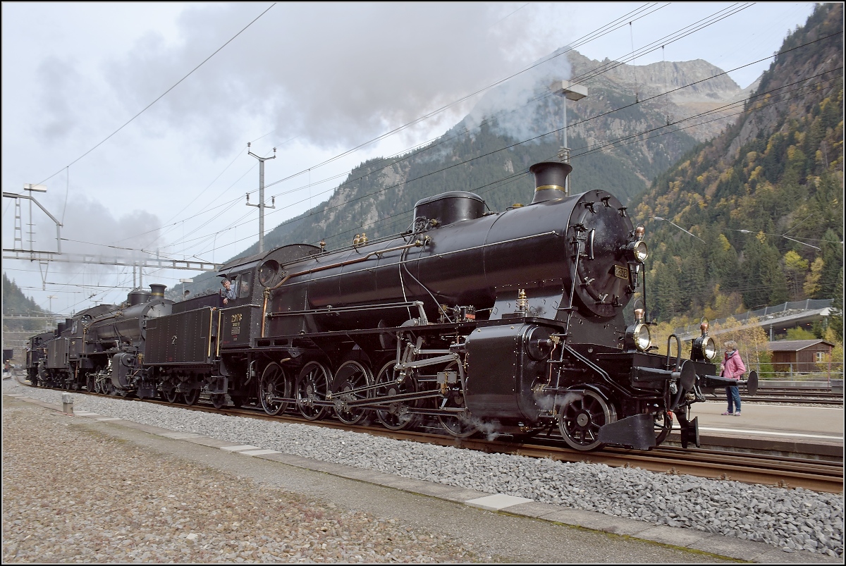 Elefanten am Gotthard. C 5/6 2978 und 2969 rangieren wieder zum Zug. Als dritte im Bunde ist B 3/4 1367 hinten angehngt. Gschenem, Oktober 2017