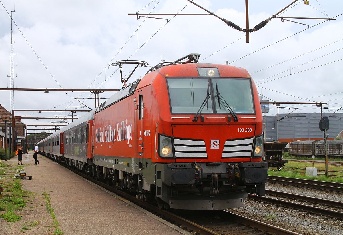 ELL/ELOC/Snälltåget 193 288 hat nach dem Systemwechsel mit dem Snälltåget D 304 aus Innsbruck Hbf Probleme beim Anfahren, Pattburg/Padbotg 31.07.2023