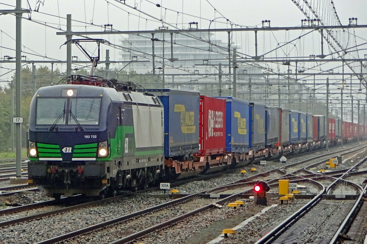 ELL/LTE 193 733 steht in stromender regen mit der Rzepinshuttle am 1 November 2019 in Nijmegen.