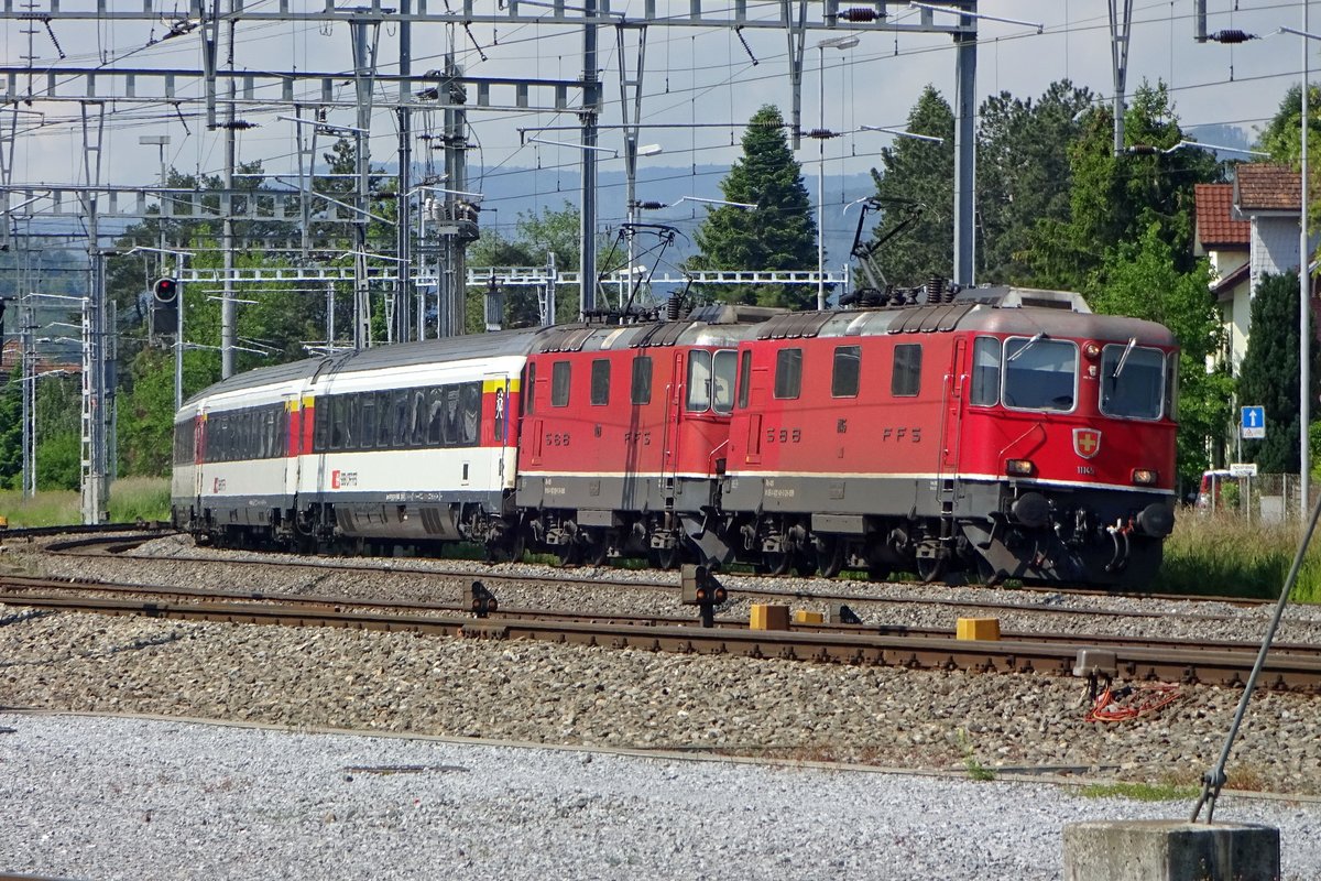 Ellok-Oldie 11145 legt sich mit ein Schwesterlok und einer IR nach Locarno am 26 Mai 2019 in Brugg AG in die Kurve.